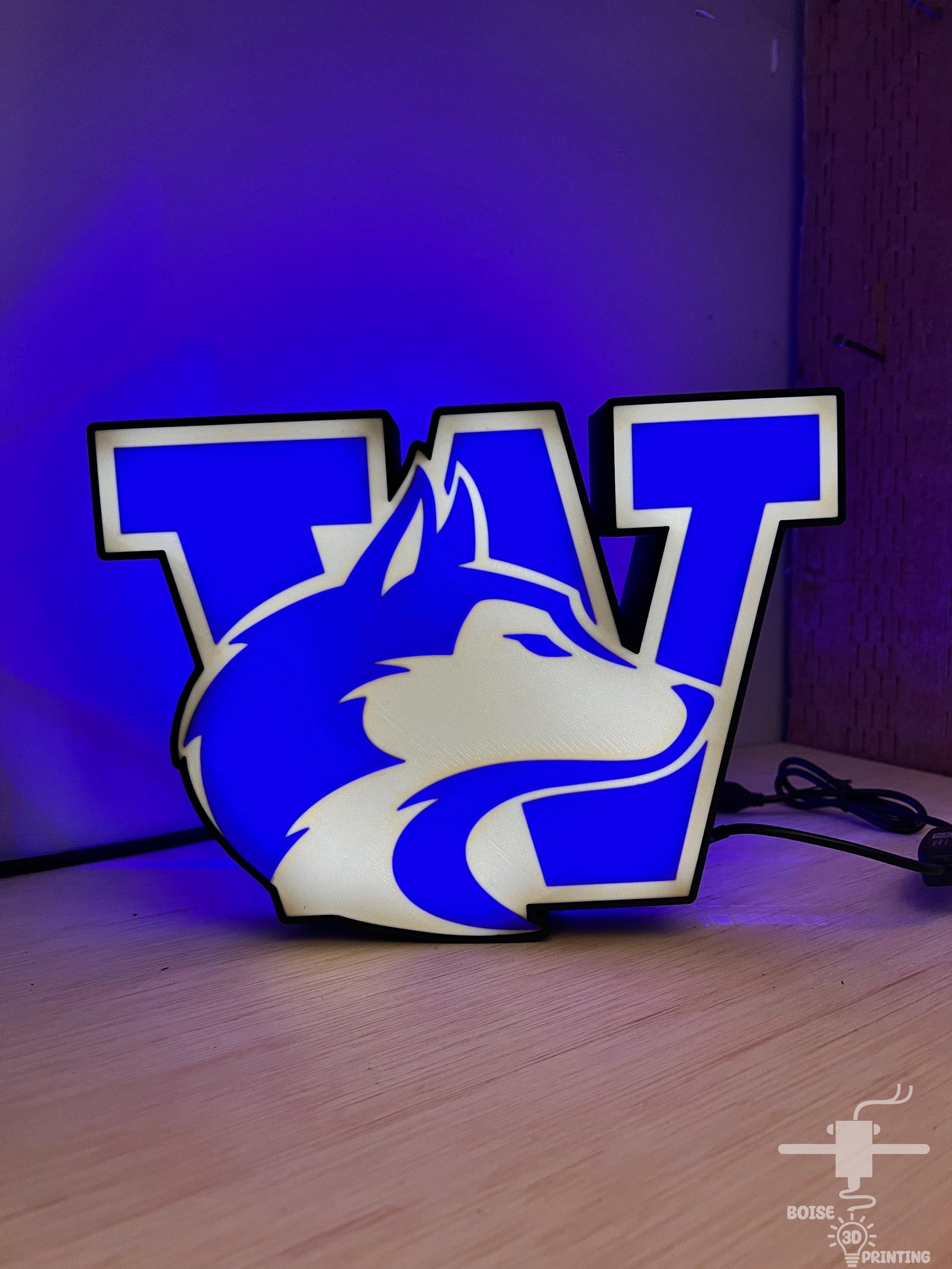 a blue and white lamp with the letter v on it